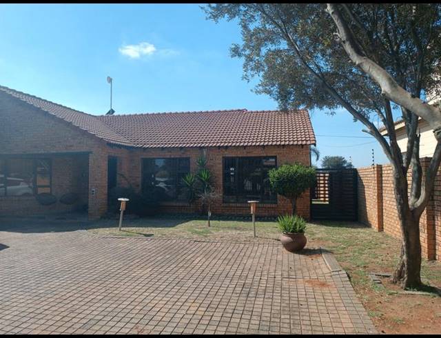 3 BEDROOM HOUSE FOR SALE IN VANDERBIJLPARK SE 8
